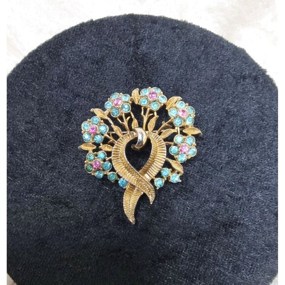 Vintage Coro Gold Tone Ribbon Brooch With Aqua  & Pink Rhinestones Floral Design - Picture 1 of 10